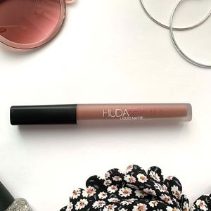 HUDA Beauty Liquid Matte Lipstick | Flirt